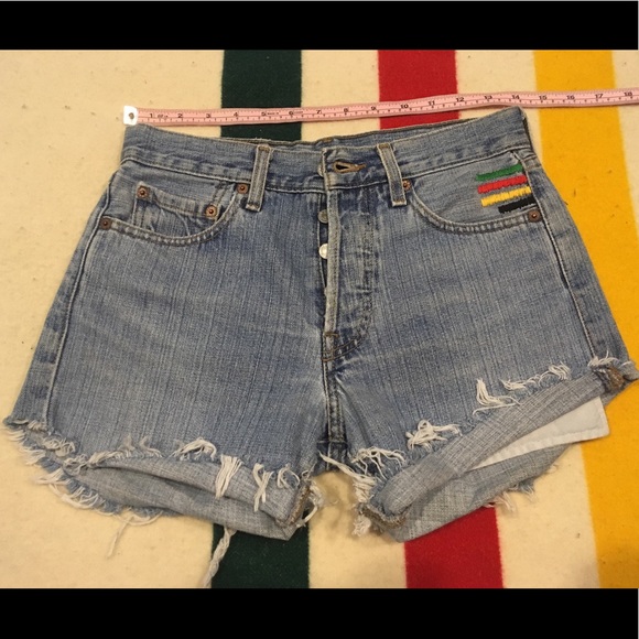 High Waist Levi’s Jean Short - Picture 4 of 4